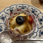 麻布 かどわき - デザート。蜂蜜で２年漬けたトリュフをフルーツにかけて。