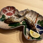 麻布 かどわき - 琵琶湖の鮎、何ともいいサイズ感。酢橘で。お皿も素敵です。乾山。