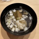 麻布 かどわき - 一杯目。黒七味を加えます。