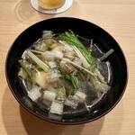麻布 かどわき - 二杯目は水菜と湯葉を加えて。お出汁がいい。