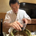 麻布 かどわき - サマートリュフを削るご主人。