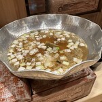 麻布 かどわき - 鱧と賀茂茄子とじゅんさいのお鍋仕立て。葱のカットが美しい。