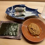 麻布 かどわき - あん肝ソースと海苔を巻いていただきます。あん肝にはピリリと辣油が落としてありました。