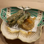 麻布 かどわき - オクラには牛タンが詰まっています。塩と唐墨パウダーで。