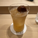 麻布 かどわき - 梅酒のソーダ割り。ふっくら大きな梅も添えられて。