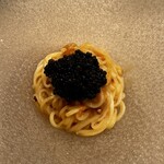 麻布 かどわき - キャビア雲丹素麺。キャビアがこんもり！キャビアには別皿が添えられ、取り分けてちびちびといただきます。素麺は冷麦との中間の食感。軽く和えて。