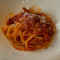 サバティーニ・ディ・フィレンツェ 東京店 - パスタ（空洞の太麺パスタ ブカティーニの “アマトリチャーナ”パンチェッタとベーコンのトマトソース ペコリーノチーズの香り）