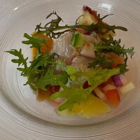 サバティーニ・ディ・フィレンツェ 東京店 - 前菜（カンパチのマリネ フルーツと夏野菜のパンツァネッラ風サラダ トマトのヴィネグレット）