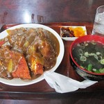 丸勝食堂 - 料理写真:カツカレー　このデカさ・・・