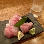 居酒屋 代官町 なが坂 - 宇和島産ハマチお刺身＆純米吟醸石鎚（西条）