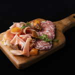 お酒が進む生ハムサラミプレート