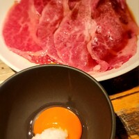 代官山焼肉 kintan - コースに出てきた焼きすきのお肉と卵＆ごはん