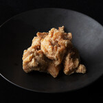 ソースと楽しむシェフ自慢の国産若鶏唐揚げ