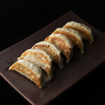 ソースと楽しむジューシー肉汁餃子