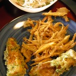 昼ごはんの店　なごみ - 定食のかき揚げとちくわの磯部揚げ