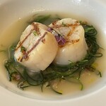 サバティーニ・ディ・フィレンツェ - 魚料理（帆立貝のグリル 魚介を凝縮した乳白色のスープ仕立て スペルト小麦とオカヒジキと共に爽やかなハーブオイルと穂紫蘇のアクセント）