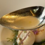 サバティーニ・ディ・フィレンツェ - 魚料理（帆立貝のグリル 魚介を凝縮した乳白色のスープ仕立て スペルト小麦とオカヒジキと共に爽やかなハーブオイルと穂紫蘇のアクセント）