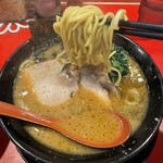 ラーメン 厚木家 - いつもの酒井製麺より中細に見える！？気のせいか？
