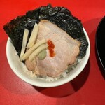 ラーメン 厚木家 - ライスにチャーシュー、にんにく、豆板醤、生姜をスペシャル海苔巻に！