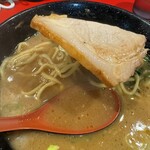 ラーメン 厚木家 - チャーシューの燻製香が効いてスープに奥行きを与えている。