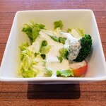 cafe クローバー - オムカレーのサラダ