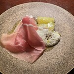 生ハム　ブッラータチーズ　メロン