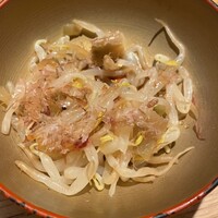 地葉はなれ - ❶もやしと搾菜、おかかの和物