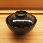 かんだ - お椀　軸ほうれん草、えびと銀杏の真薯、しいたけ侍