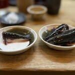 かぶと - 左が養殖、右が天然。大きさ・匂いを比較させてもらえる。天然には釣り針が刺さっていた。また、この状態でも普通にまだ口を開けて動きます笑