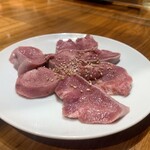 炭火ホルモン焼酒場 恵の家 - タン 520円