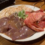 炭火ホルモン焼酒場 恵の家 - レバ 500円、ホルモン 490円、国産牛カルビ 1,050円
