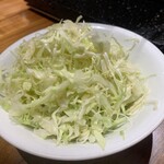 炭火ホルモン焼酒場 恵の家 - サービスのキャベツ
