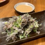 炭火ホルモン焼酒場 恵の家 - 牛センマイ刺 490円