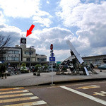 Kashiboudokoro Kyouya - ＪＲ加茂駅東口のロータリーに面しています．屋上の看板（赤い矢印）が目立ちます