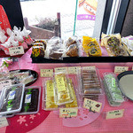 Kashiboudokoro Kyouya - 和菓子が並ぶ台