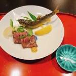 京懐石 美濃吉 竹茂楼 - 活鮎の唐揚げと和牛ロースト