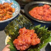 #ヒロキヤ六本木 - タレユッケを別オーダーの海苔たちの上に載せてみた