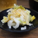 八栄亭 下店 - お通しは白菜の漬物