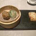 中国飯店 富麗華 - 右から大根餅、蒸籠の中には雑穀米の焼売、ニラエビ餃子