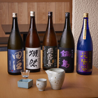 こだわり仕入れの日本酒約20種。定番から季節・数量限定品まで