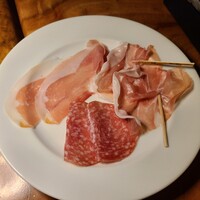 カルネジーオ イースト - 