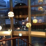 クルミドコーヒー - ガラス張りの店内