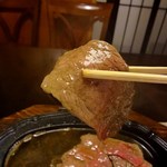 れすとらん 門 - 肉質も良いようで、柔らかくジューシーで、レモンソースが良く合って美味しいです