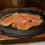 れすとらん 門 - 薄切りながら大きめな肉が４枚、乗っています