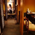 れすとらん 門 - 通路の右はテーブル席