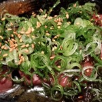 はんぶん - 黒毛和牛炙り生レバー（塩、胡麻油）