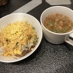 ステーキハウス ビーフ スターズ - ランチSETのミニサラダとビーフオニオンスープ