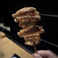 鳥カミ GARDEN CITY - ＊ジューシーで美味しく、頂くのが楽しみな品です。 レモンが添えられますけれど、塩の塩梅がとてもよく美味しい。