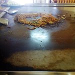 山口お好み屋 - 麺と野菜を絡めて、、卵投入