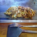 山口お好み屋 - 焼きそばの出来上がり、、熱々の鉄板が皿代わり